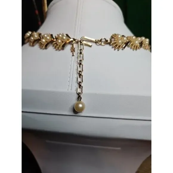 VINTAGE CROWN TRIFARI SIGNED FAUX PEARL BRUSHED AND GOLD TONE NECKLACE - Picture 8 of 13